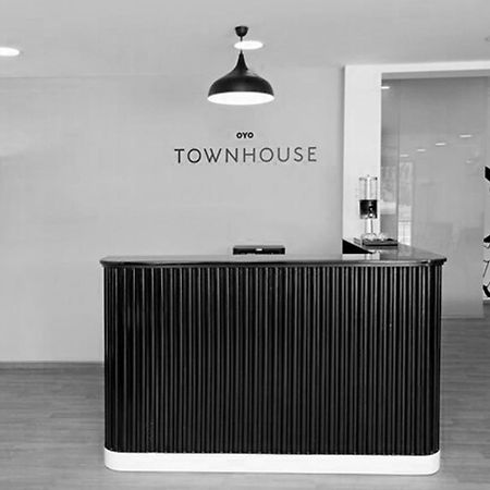 Oyo Townhouse 17 Huda City Center Near Leisure Valley Park Gurgaon Luaran gambar